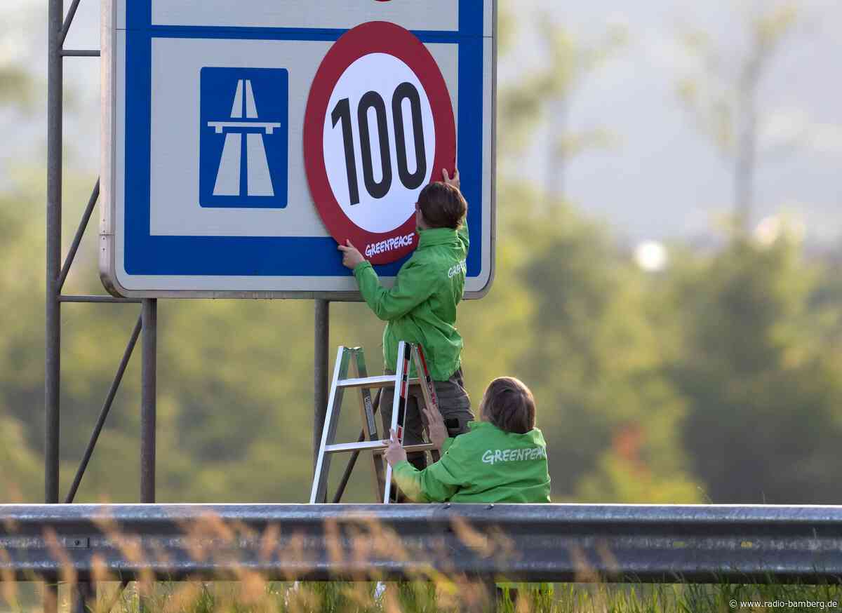 Schilder überklebt – Wo ermittelt wird und wo nicht