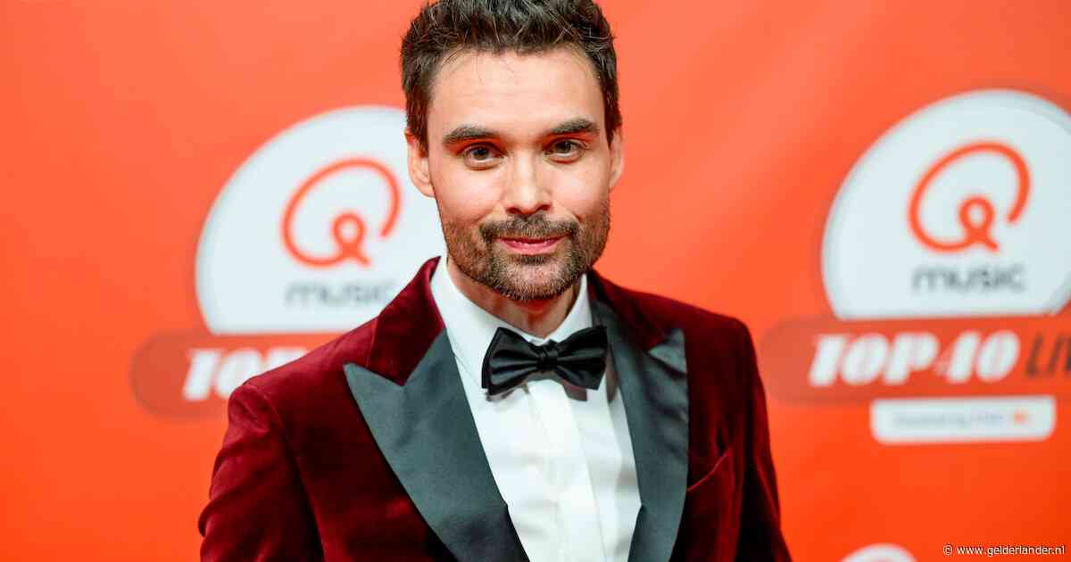 Invalklus Domien Verschuuren heeft heel weinig om het lijf: radio-dj doet voice-overklus zonder kleren