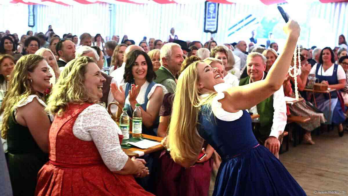1500 Gäste feiern Abschied von Anitas Trachtenkammerl mit Modenschau im Festzelt