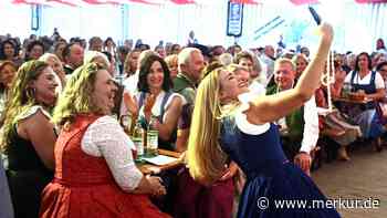 1500 Gäste feiern Abschied von Anitas Trachtenkammerl mit Modenschau im Festzelt