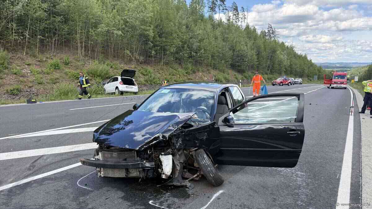 Schrecklicher Unfall in Bayern: Frontal-Crash nach Überholmanöver – Straße gesperrt