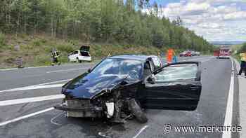 Schrecklicher Unfall in Bayern: Frontal-Crash nach Überholmanöver – Straße gesperrt
