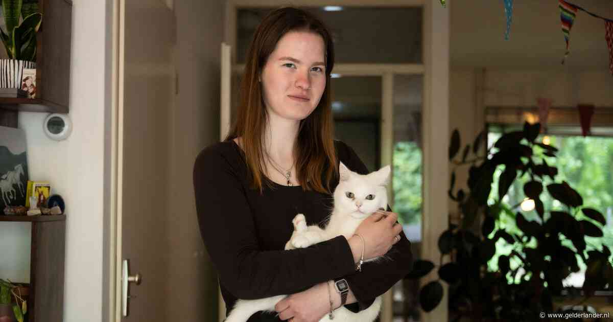 Arwen (22) verliest haar vader én moeder en verkeert maanden in onzekerheid: raak ik ook mijn huis kwijt?