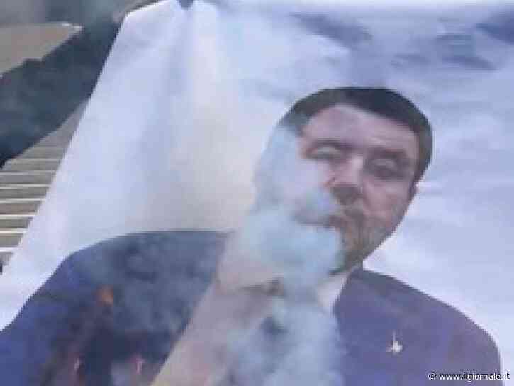 Università La Sapienza, Cambiare Rotta brucia manifesto con volto di Salvini