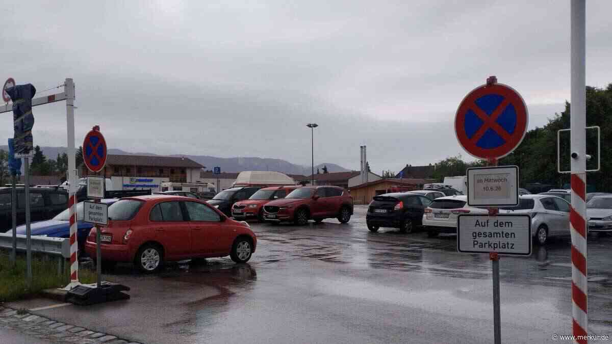 Wegen Volksfest: Parkplatz auf der Volksfestwiese in Miesbach wird gesperrt – Abschleppen droht