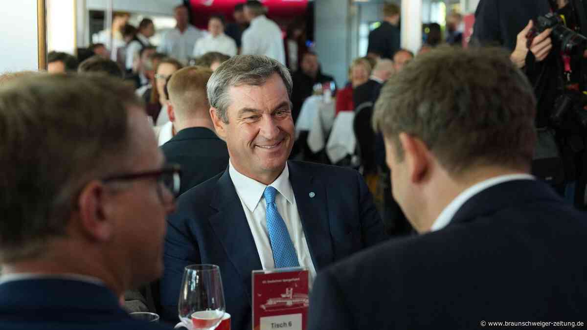 Auf der Spargelfahrt frotzelt Söder erst, dann applaudiert ihm die SPD