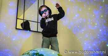 Dylan (6) staat net als rapper Ye in GelreDome op een ruimtepodium en krijgt meer dan 20.000 likes