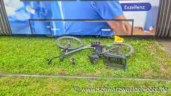 Schlimmer Unfall in Freiburg: Fahrradfahrerin kracht gegen Straßenbahn – schwer verletzt