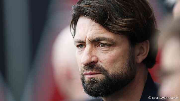 Leicester in talks with Martin over manager's role