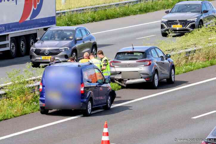 Twee voertuigen betrokken bij kop-staartbotsing op snelweg