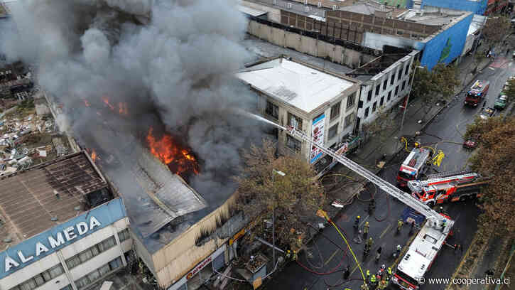 Incendio destruye al menos a tres locales comerciales en la Alameda