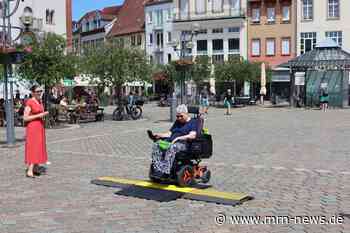 Landau – Barrierefreie Übergänge auf dem Landauer Rathausplatz: StadtLeben GmbH ergänzt neue Kabelbrücken für Veranstaltungen