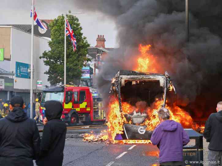 Belfast, esplode la rivolta anti-immigrati: bus in fiamme dopo l’aggressione choc del migrante sudanese