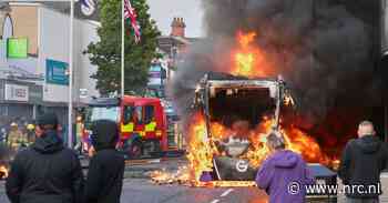 Demonstraties naar aanleiding van steekincident in Belfast lopen uit op ongeregeldheden, bus in brand gezet en wegen geblokkeerd