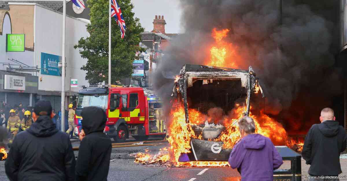Demonstraties naar aanleiding van steekincident in Belfast lopen uit op ongeregeldheden, bus in brand gezet en wegen geblokkeerd