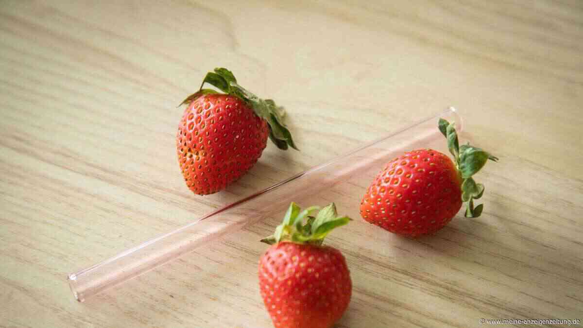 Strunk von Erdbeeren einfach entfernen - mit diesem Trick?