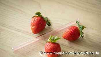 Strunk von Erdbeeren einfach entfernen - mit diesem Trick?