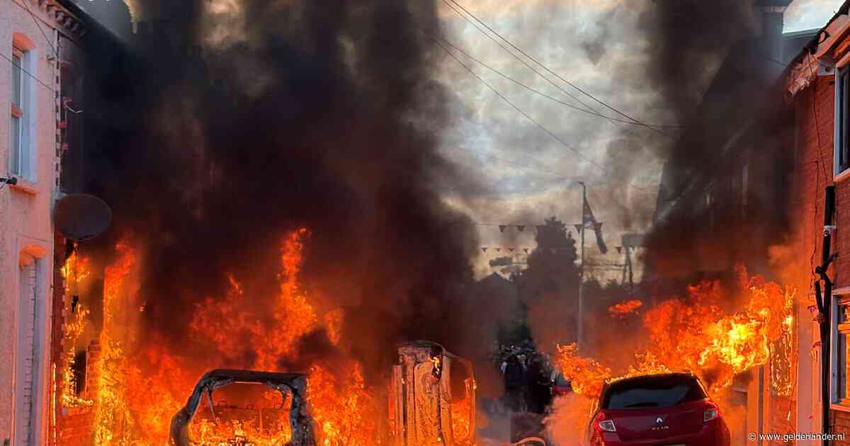 Protesten laaien op na gruwelijke beelden uit Belfast, huizen en auto’s in brand gestoken