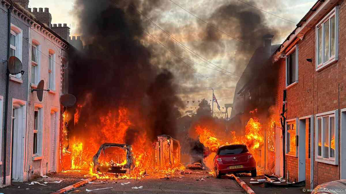 Huizen en winkel in brand gestoken in Belfast tijdens rellen na steekpartij