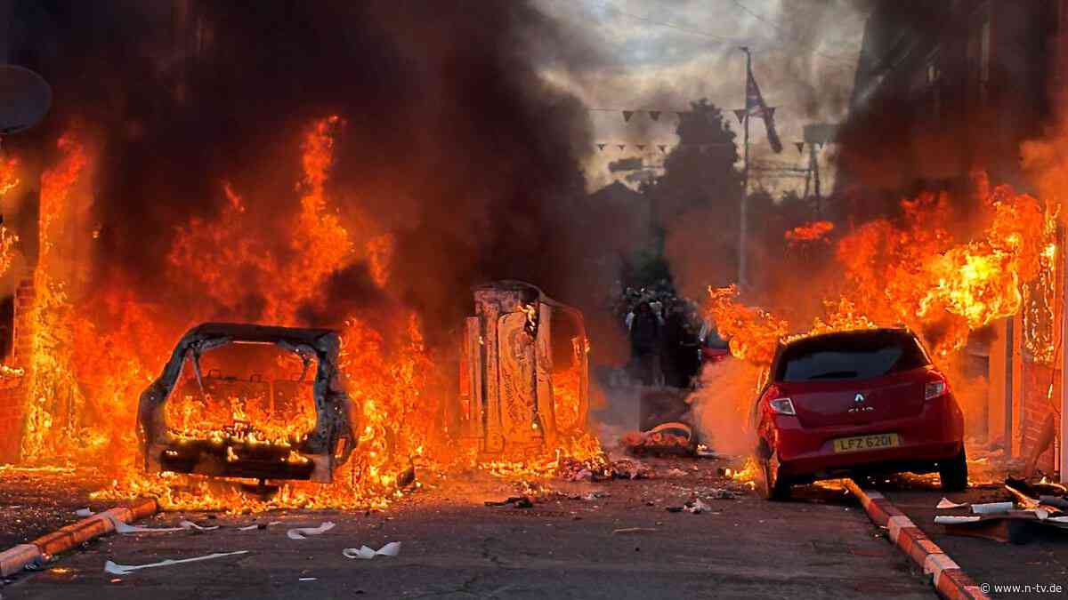 Schockierende Tat in Nordirland: Rassistische Krawalle eskalieren in Belfast nach Messerangriff