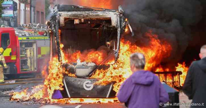 Accoltellato un uomo a Belfast, accusato un rifugiato sudanese: proteste anti-migranti con bus e bidoni in fiamme