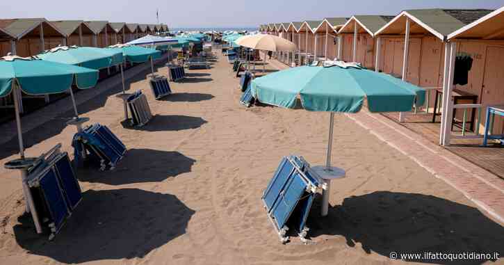Niente bambini o over 65? Allora l’ombrellone in spiaggia libera è vietato: i folli divieti dell’estate in Sardegna (e non solo)