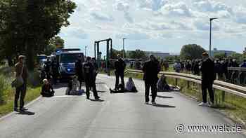 Kurz vor Merz-Besuch – Demonstranten kleben sich auf Zufahrt zur Luftfahrtmesse ILA fest