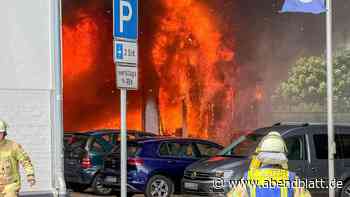 Großfeuer in Tostedt breitet sich aus – immer wieder Explosionsgeräusche