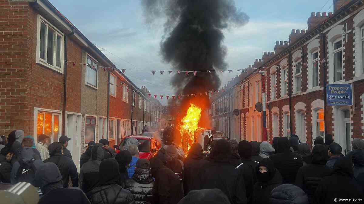 Gewalt außer Kontrolle: Was über die Krawalle nach der Messerattacke in Belfast bekannt ist