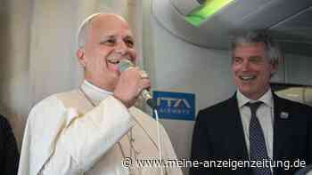 Papst mit Headset: Video von Leo XIV. im Cockpit geht viral