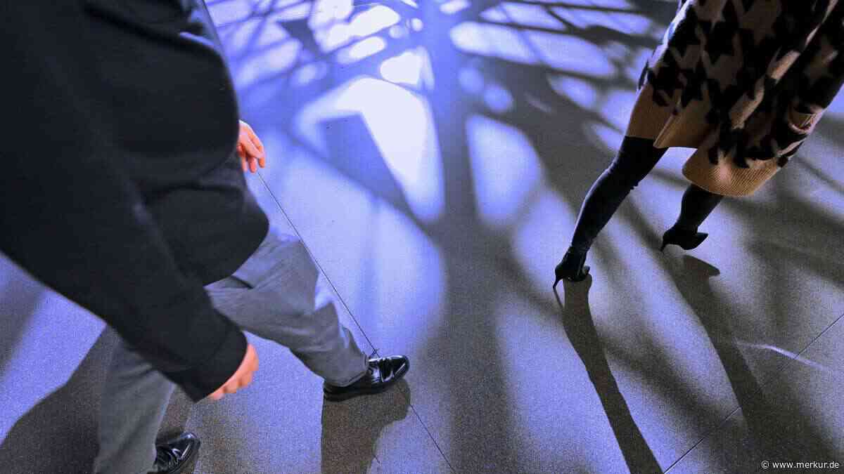 Mann bedrängt Frau sexuell in Münchner Linienbus – Busfahrer sperrt die Türen