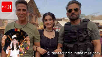 Raveena Tandon's 'Mohra' reunion moment with Akshay, Suniel steals spotlight