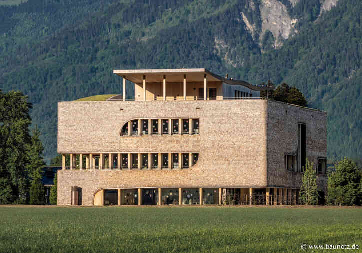 Ein Schiff in den Alpen - Schule in Buchs von Carlos Martinez Architekten