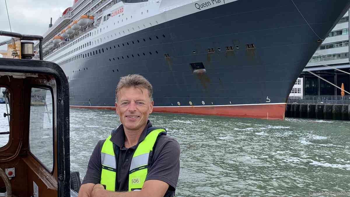 Havenman Ramon Crans ontvangt Paul Nijgh-Penning voor jarenlange inzet in Rotterdamse haven