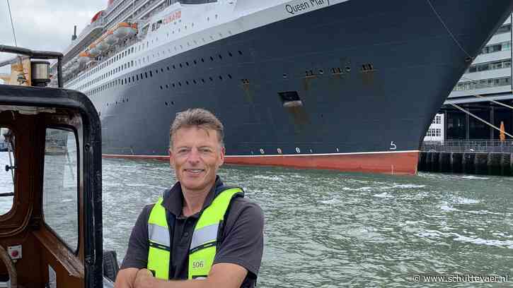 Havenman Ramon Crans ontvangt Paul Nijgh-Penning voor jarenlange inzet in Rotterdamse haven