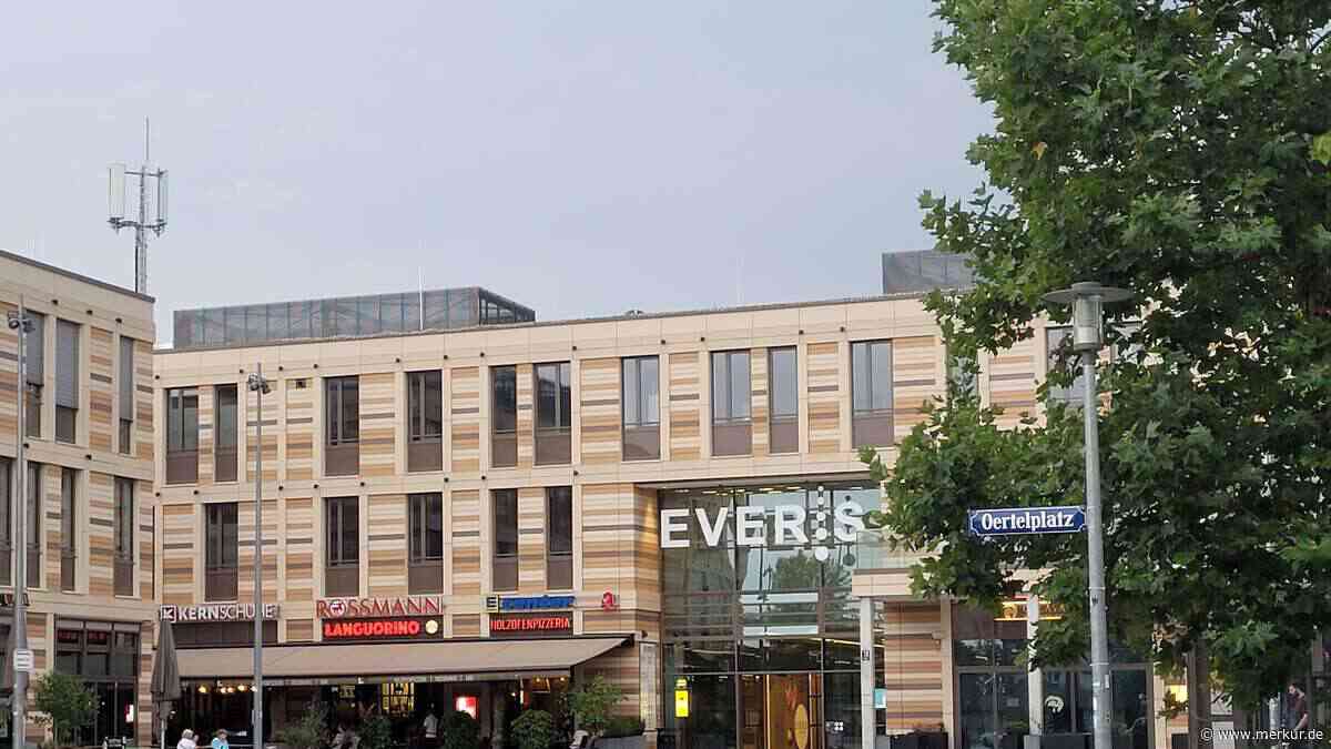 Oertelplatz vermüllt: Autos fahren über Sandfläche und hinterlassen Rillen