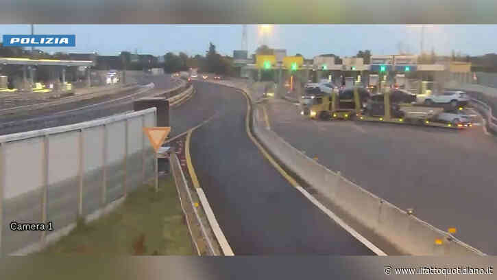 Camionista fa inversione al casello di Bologna e imbocca l’autostrada A1 contromano: la manovra pericolosa ripresa dalle telecamere