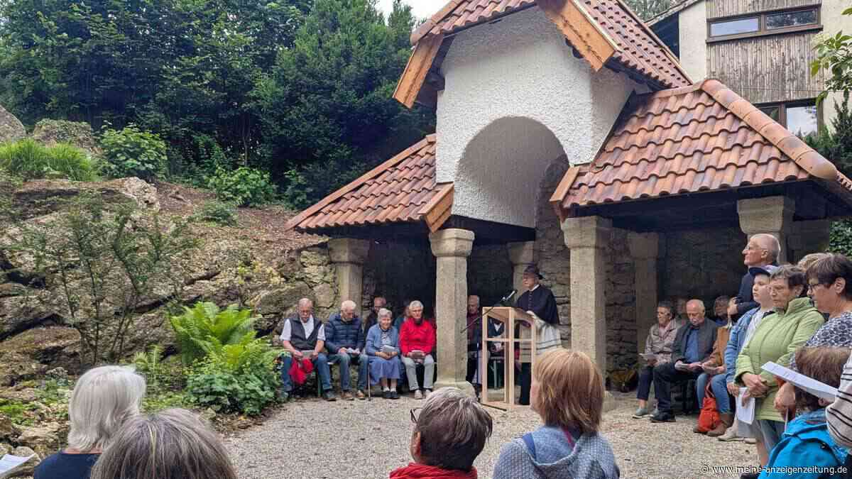 Über 200 Gläubige feiern 125 Jahre Lourdesgrotte in Isen