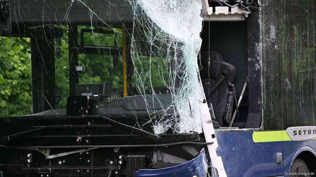 Busse stoßen zusammen: Schwerverletzte Kinder – Bilder vom Einsatzort