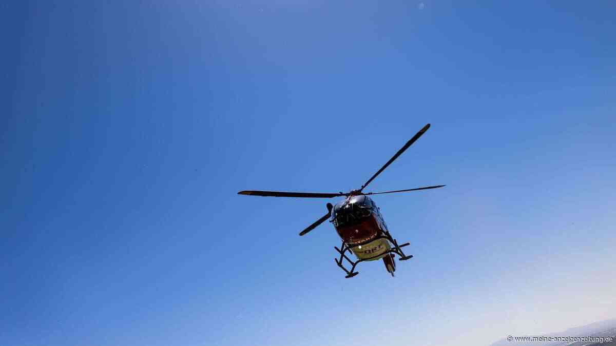 Unfall auf A92: Fahrer (19) wird aus Transporter geschleudert - Hubschrauber im Einsatz