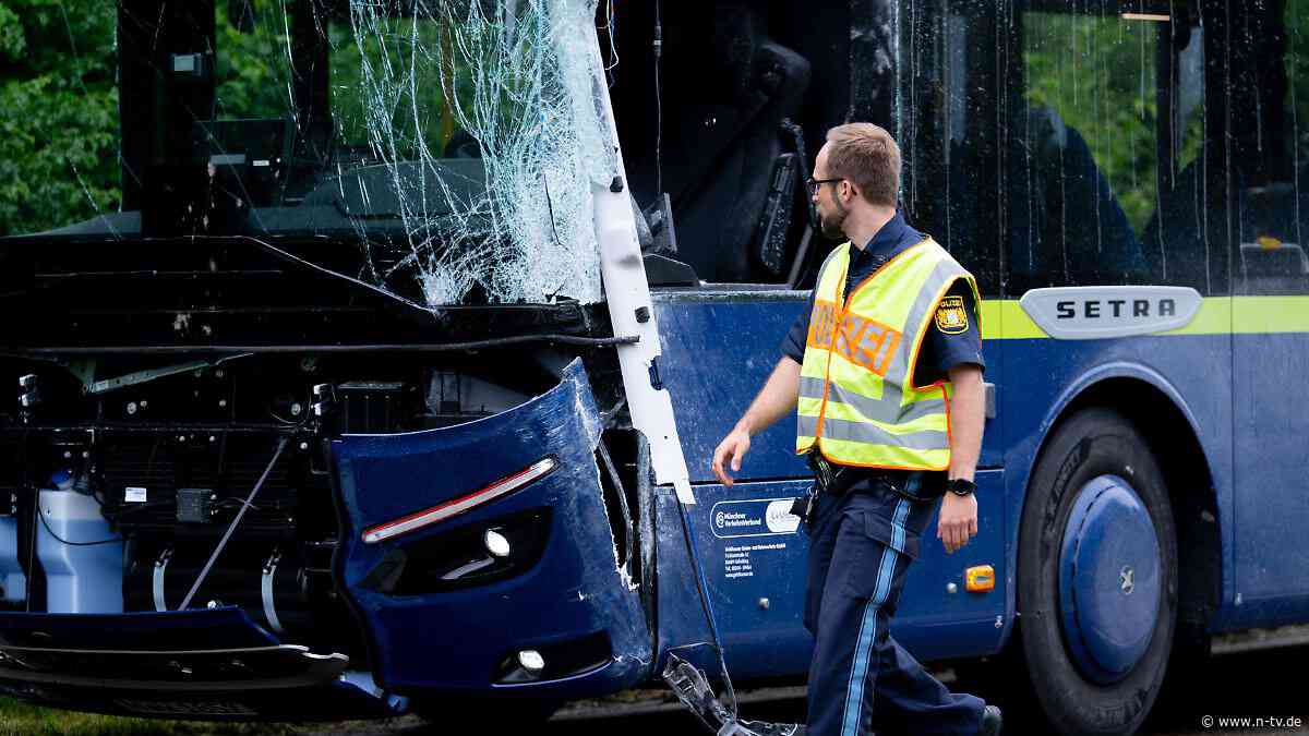 Viele Schüler verletzt: Kind stirbt bei Unfall zweier Busse in Bayern