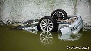 BEI investigating after police chase ends with 2 dead, car submerged in Coteau-du-Lac, Que.
