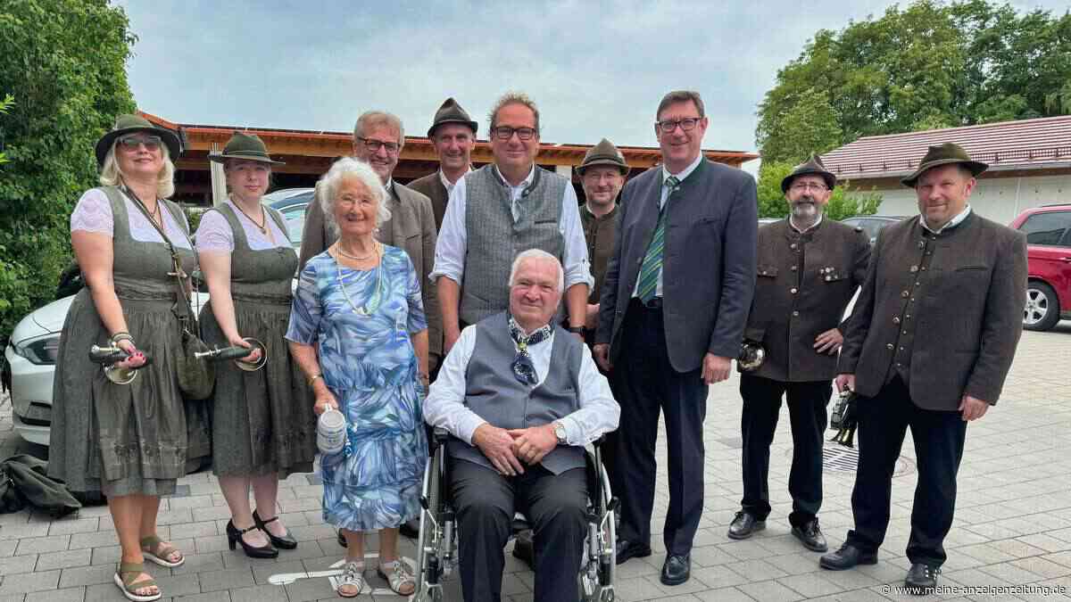 Anton Schreiber aus Oberding feiert mit 50 Gästen und Jagdhornbläsern