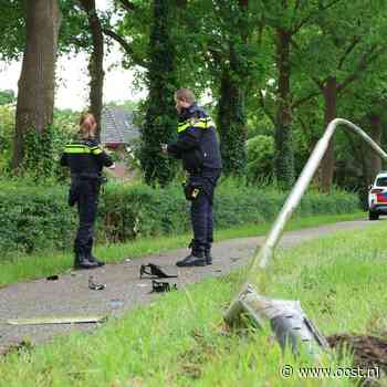 Auto rijdt lantaarnpaal omver en belandt in sloot bij Deventer