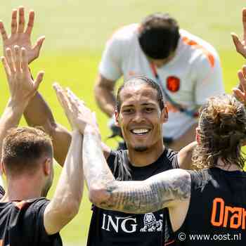 Oranje traint voor het eerst in Kansas City, Weghorst wint voetvolleytoernooitje