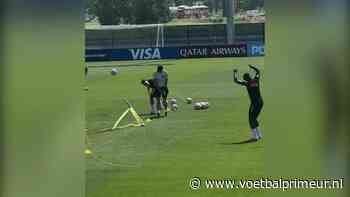 Hilarische beelden: Noa Lang stuntelt op Oranje-training en sloopt voetvolley-net