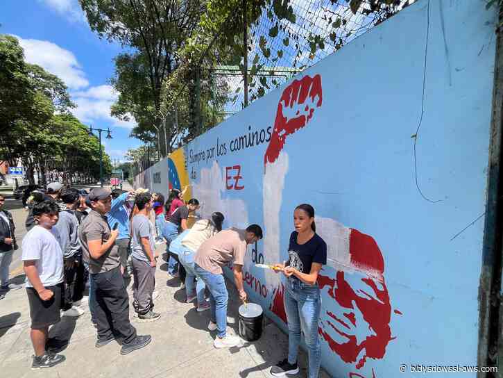 “Liberamos un espacio para los estudiantes”: retiran propaganda del gobierno en la UCV