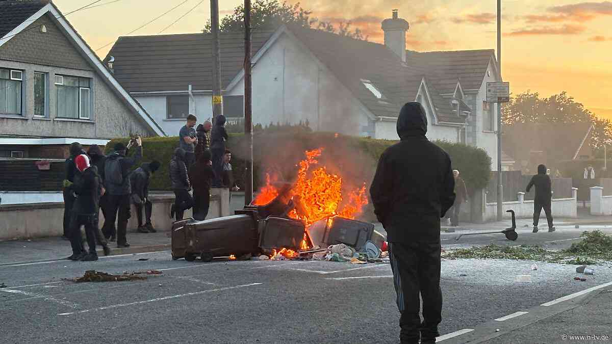 Rassistische Ausschreitungen: Polizei setzt Wasserwerfer gegen Randalierer bei Belfast ein