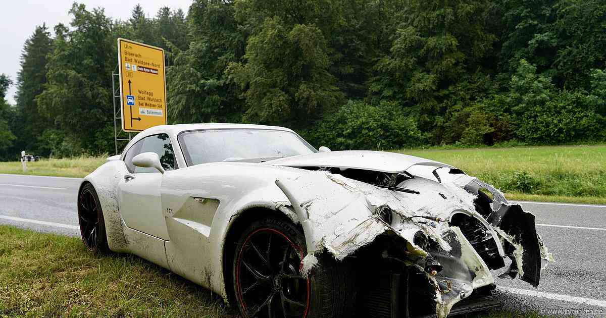 Senior schleudert mit Luxus-Wagen in Leitplanke - gewaltiger Sachschaden