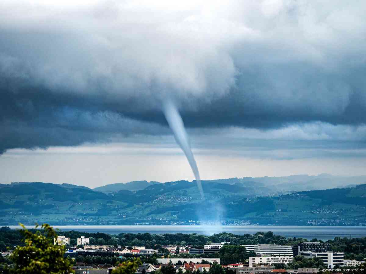 Seltene Wasserhose fegt über den Bodensee